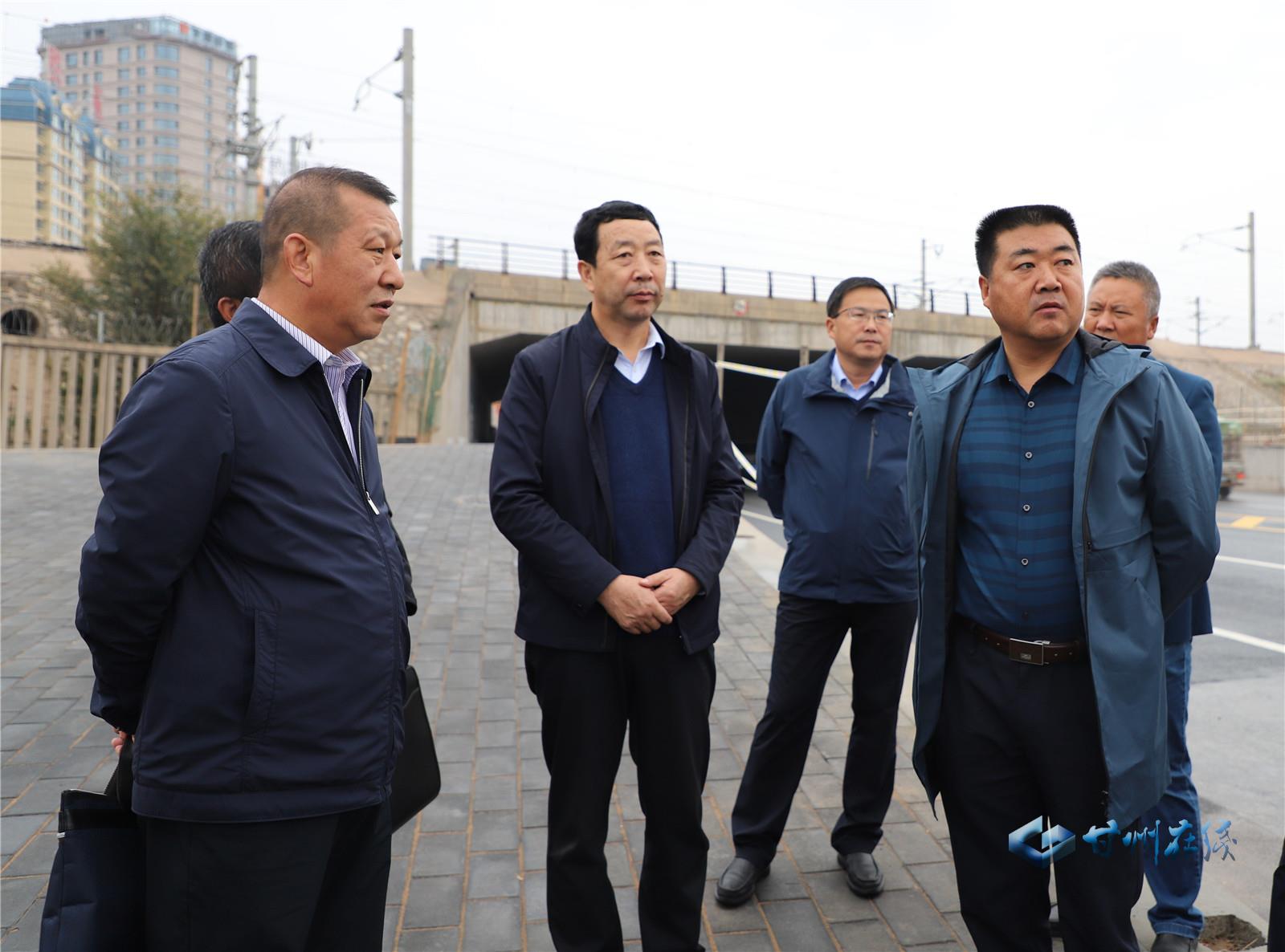 中国·张掖>> 秦伟,王斌调研张肃公路乡村振兴示范带