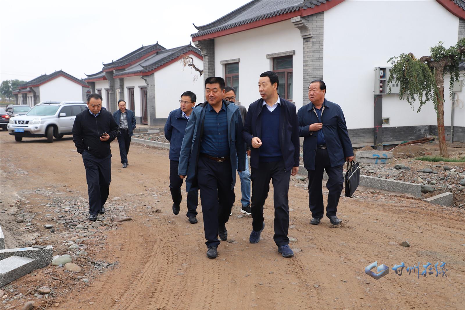 秦伟,王斌调研张肃公路乡村振兴示范带建设工作并现场办公