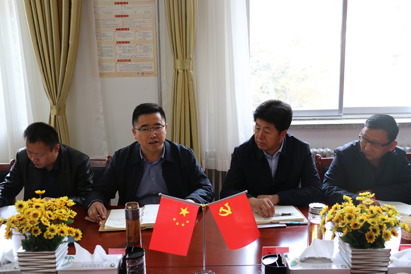 县委副书记政府县长钟向辉与张掖祁连山水泥公司总经理张海军会见座谈