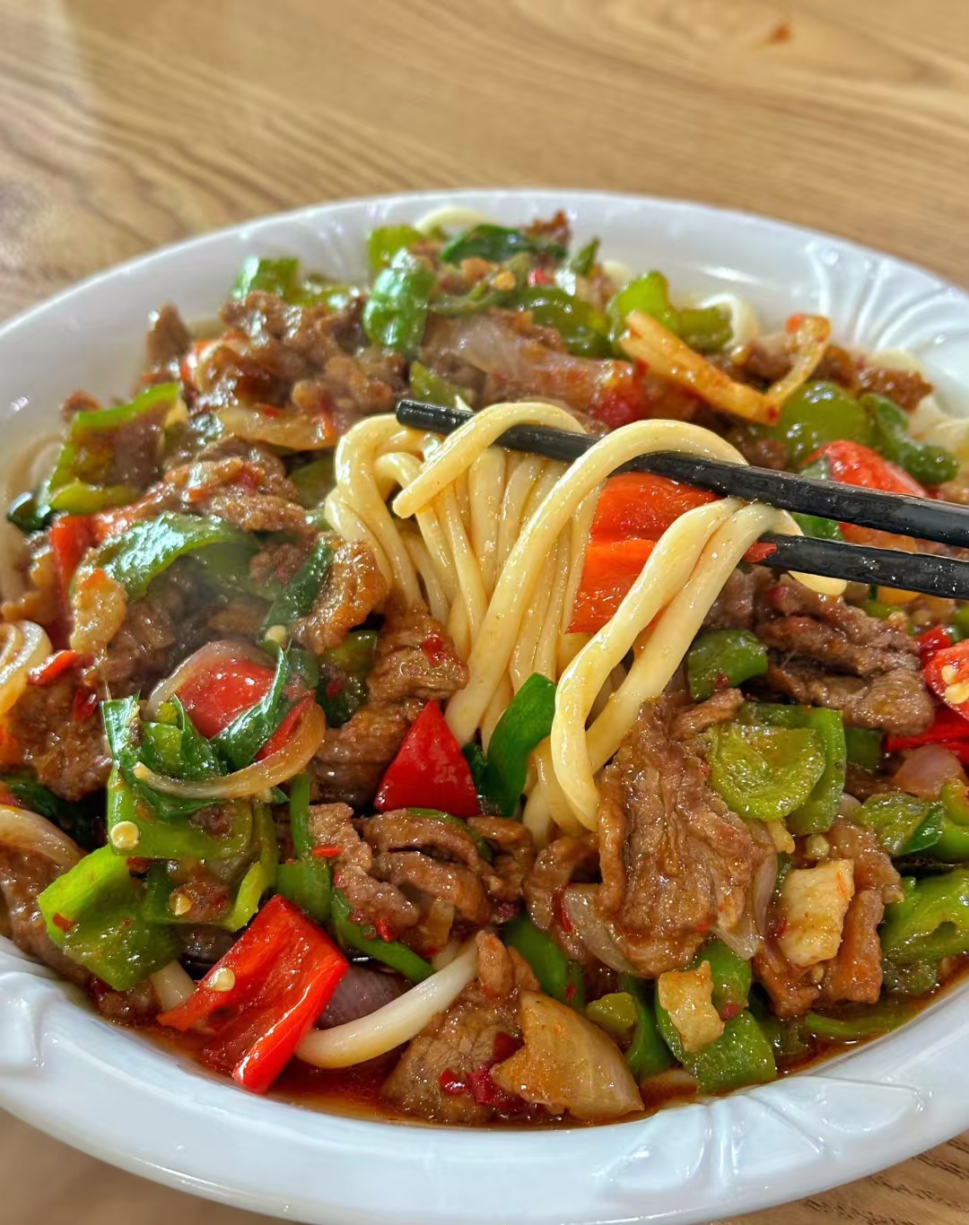 张掖美食之牛肉拉条子拌面