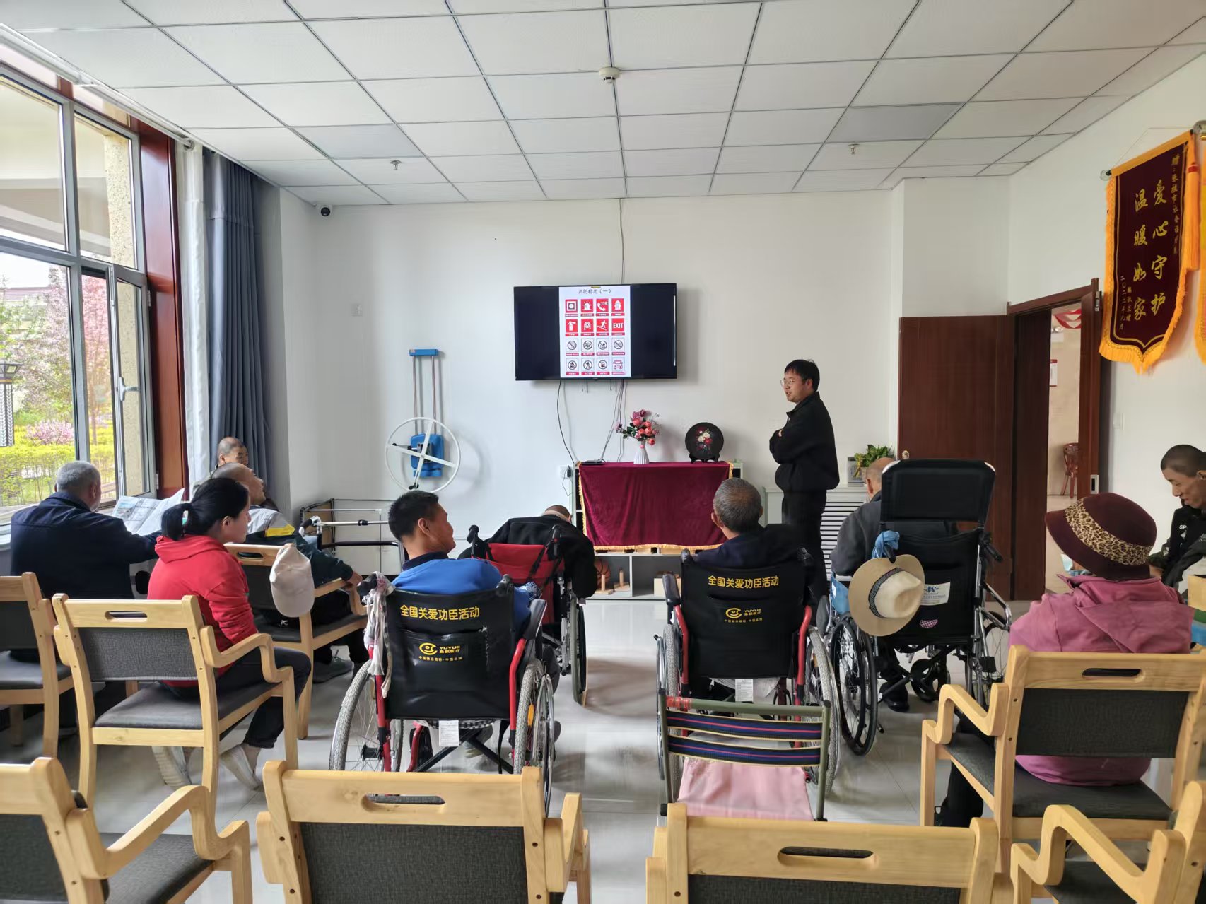 张掖市社会福利院开展地震逃生与电梯应急救援实战演练