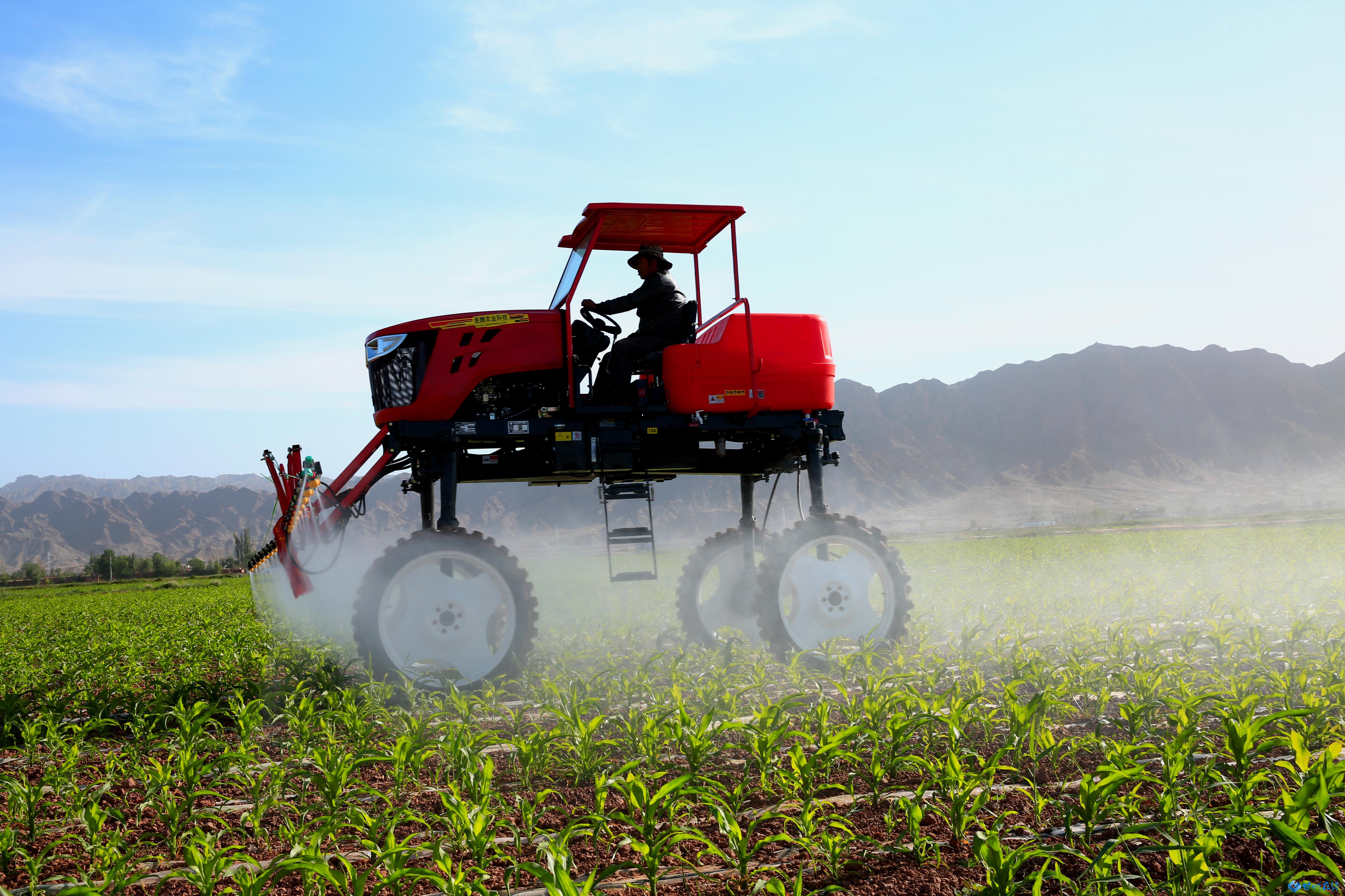 张掖甘州:高标准农田机械作业忙